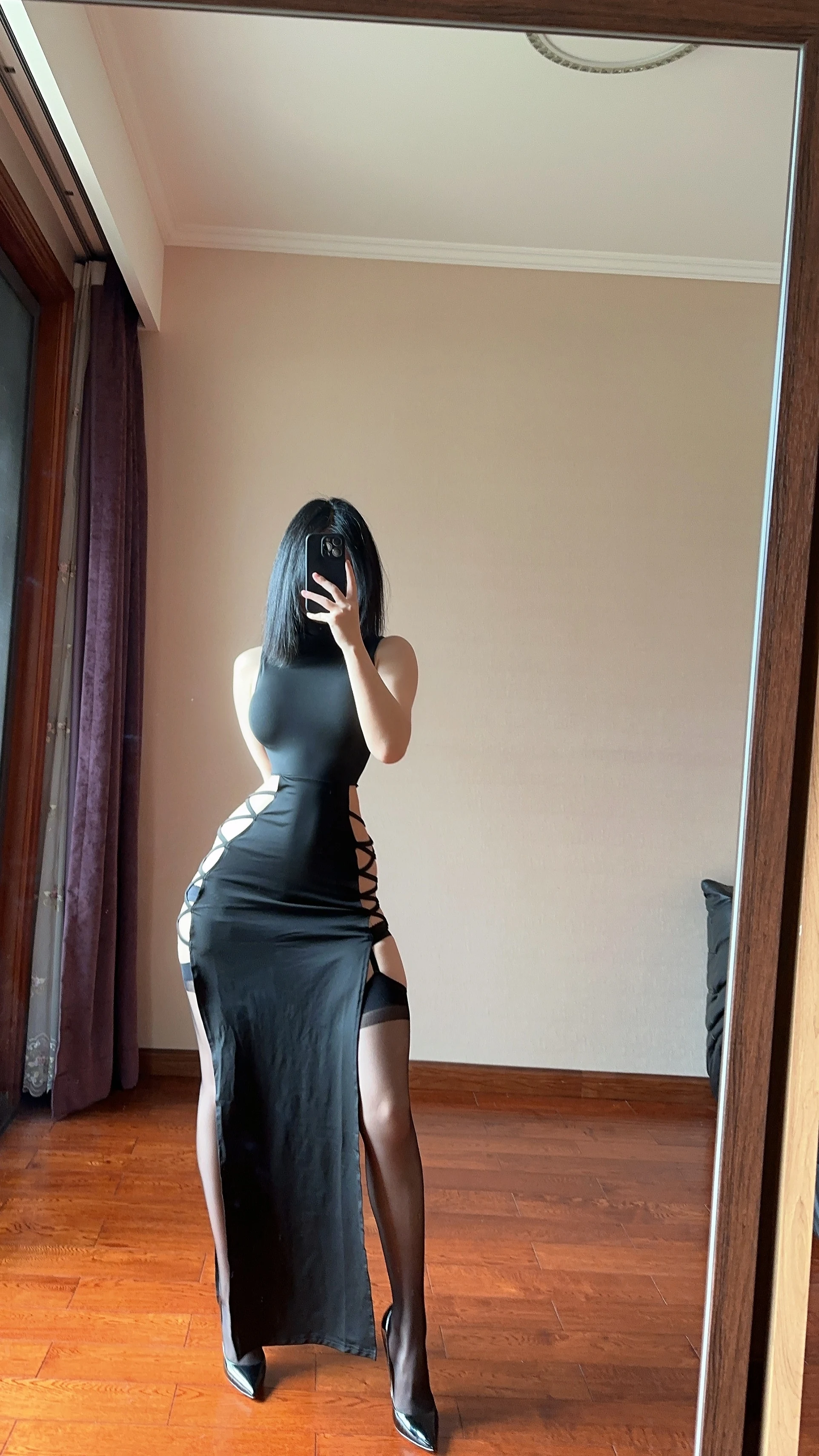 俏妞qiaoniuTT – 国风黑丝开叉旗袍 30P